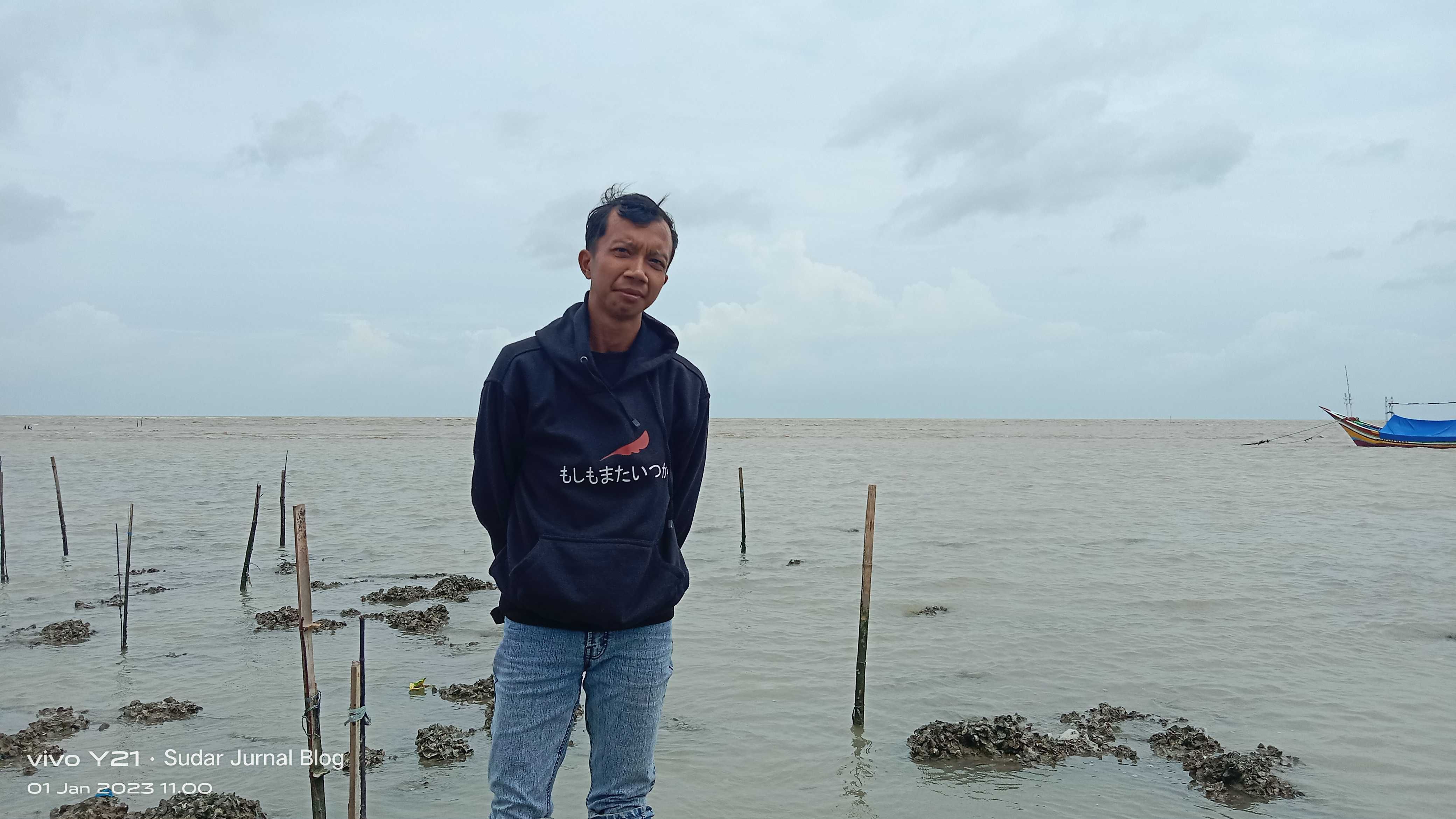 Keindahan Pantai Kelapa Tuban